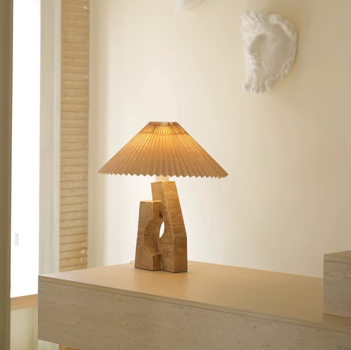 Bordlampe i træ og stof