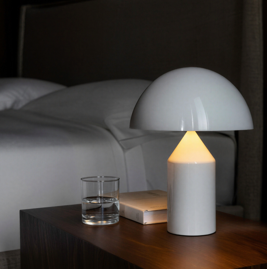 Bordlampe i metal med moderne design