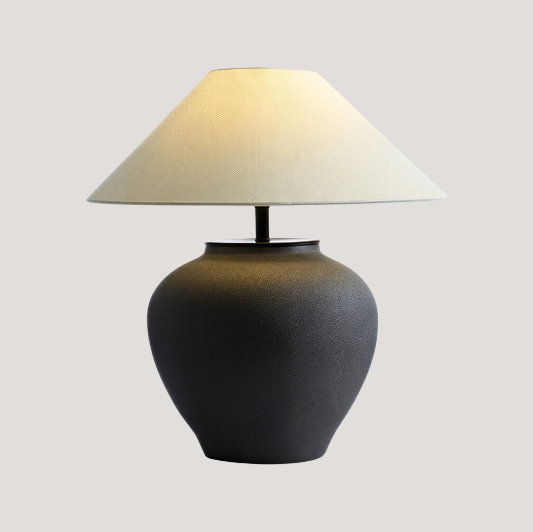 Bordlampe i keramik med stofskærm