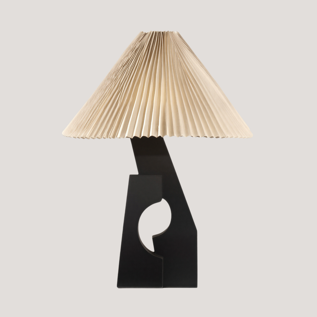 Bordlampe i træ og stof