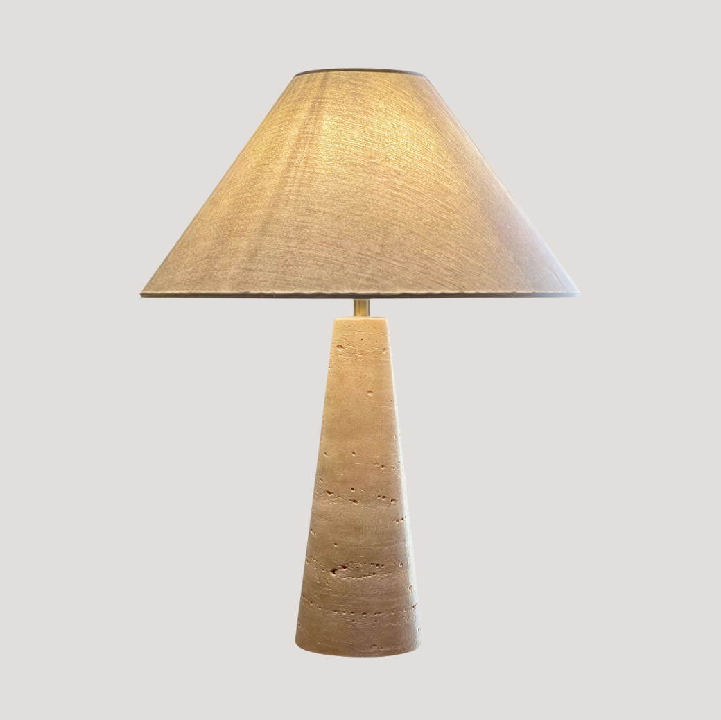 Bordlampe i metal med stofskærm