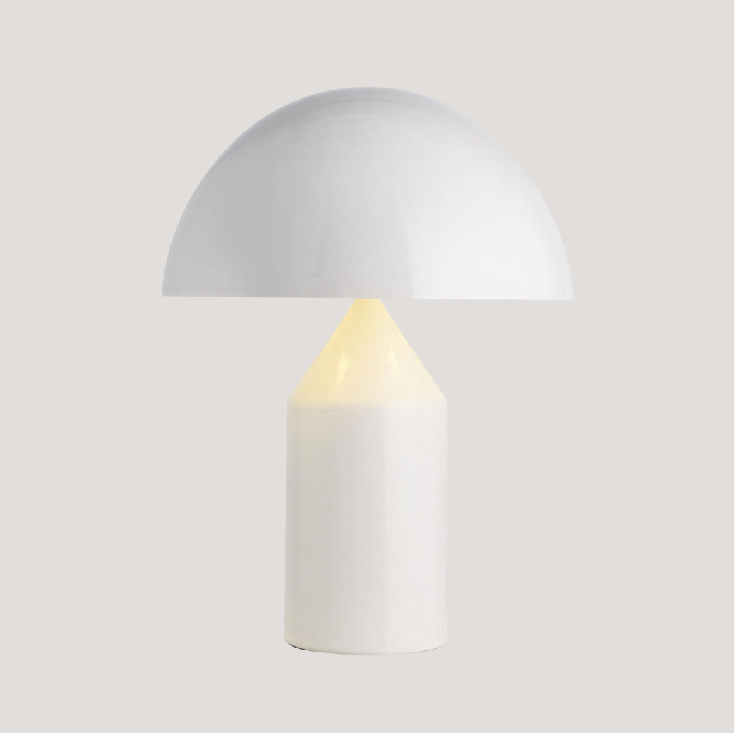Bordlampe i metal med moderne design