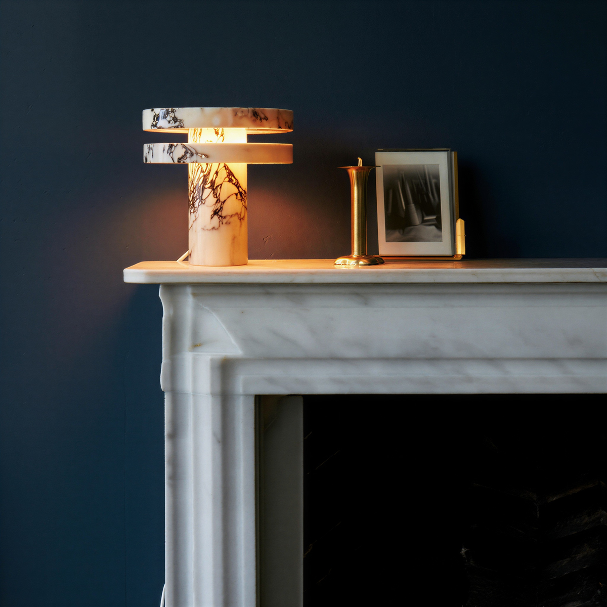Bordlampe i marmor og metal
