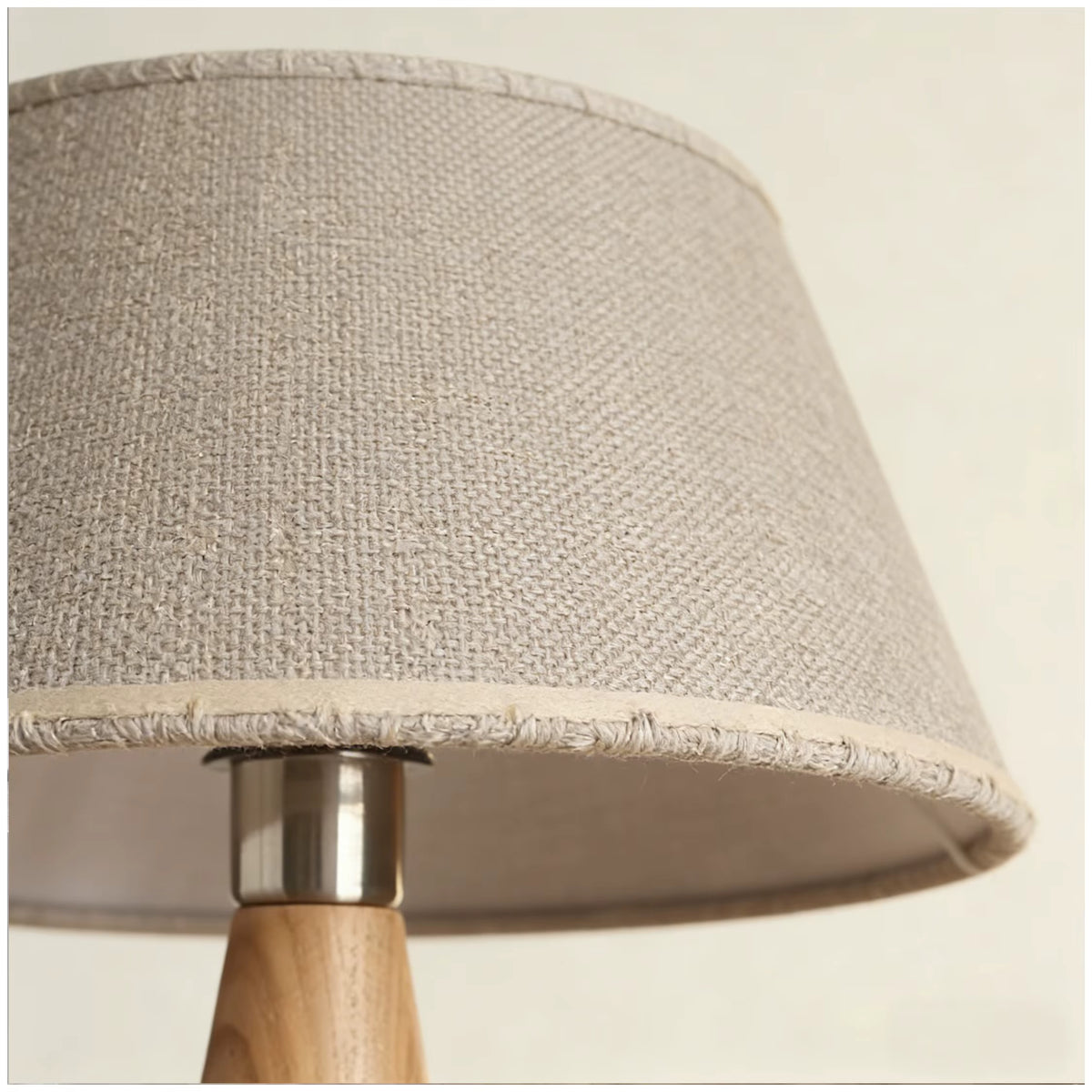 Bordlampe i træ og stof | E27 med 2700K varmhvidt lys