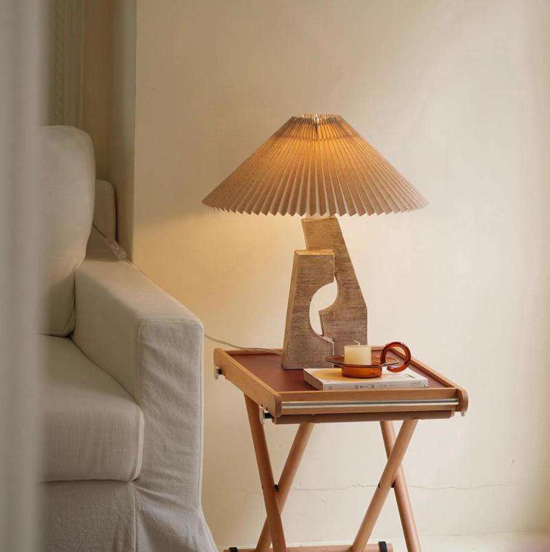 Bordlampe i træ og stof