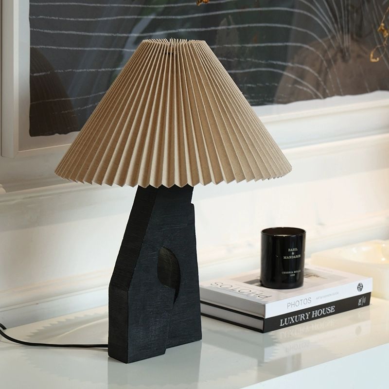 Bordlampe i træ og stof