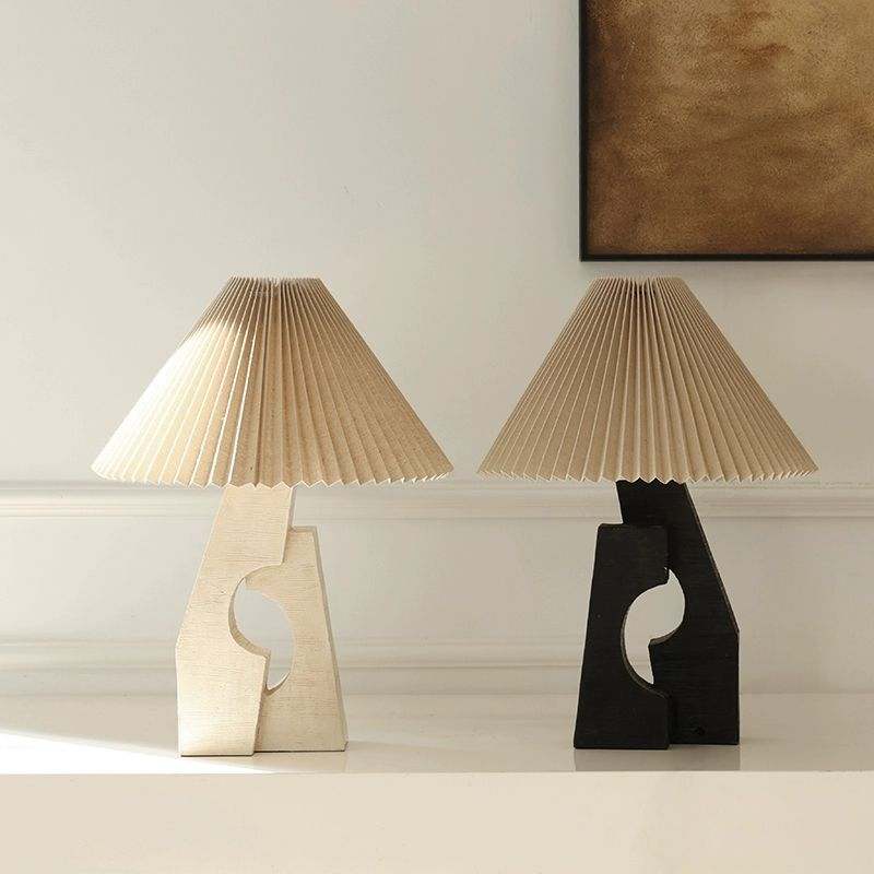 Bordlampe i træ og stof