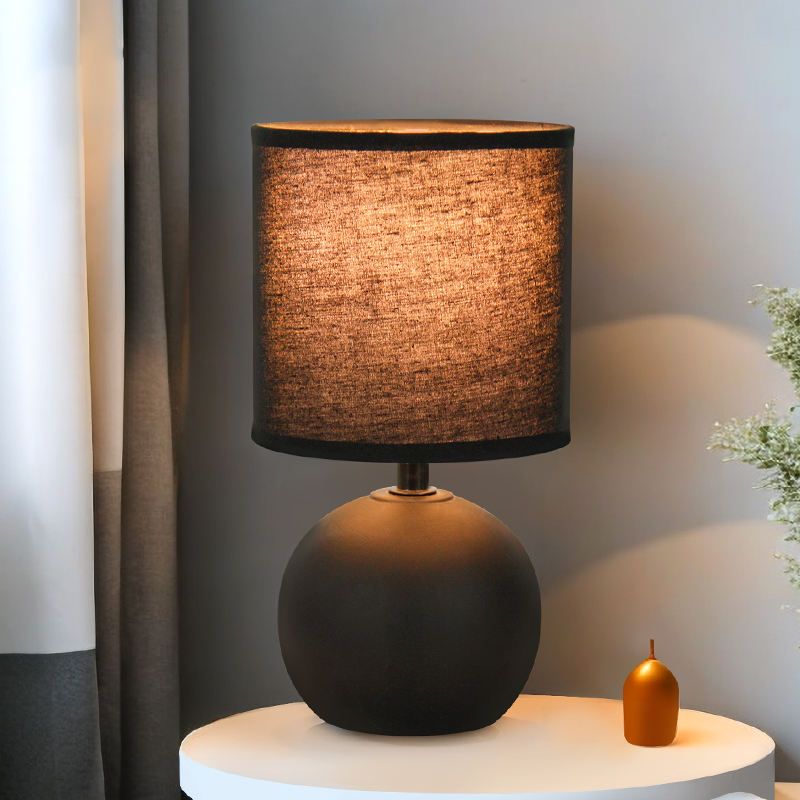 Bordlampe i keramik og stof | E26/E27 med varmt lys
