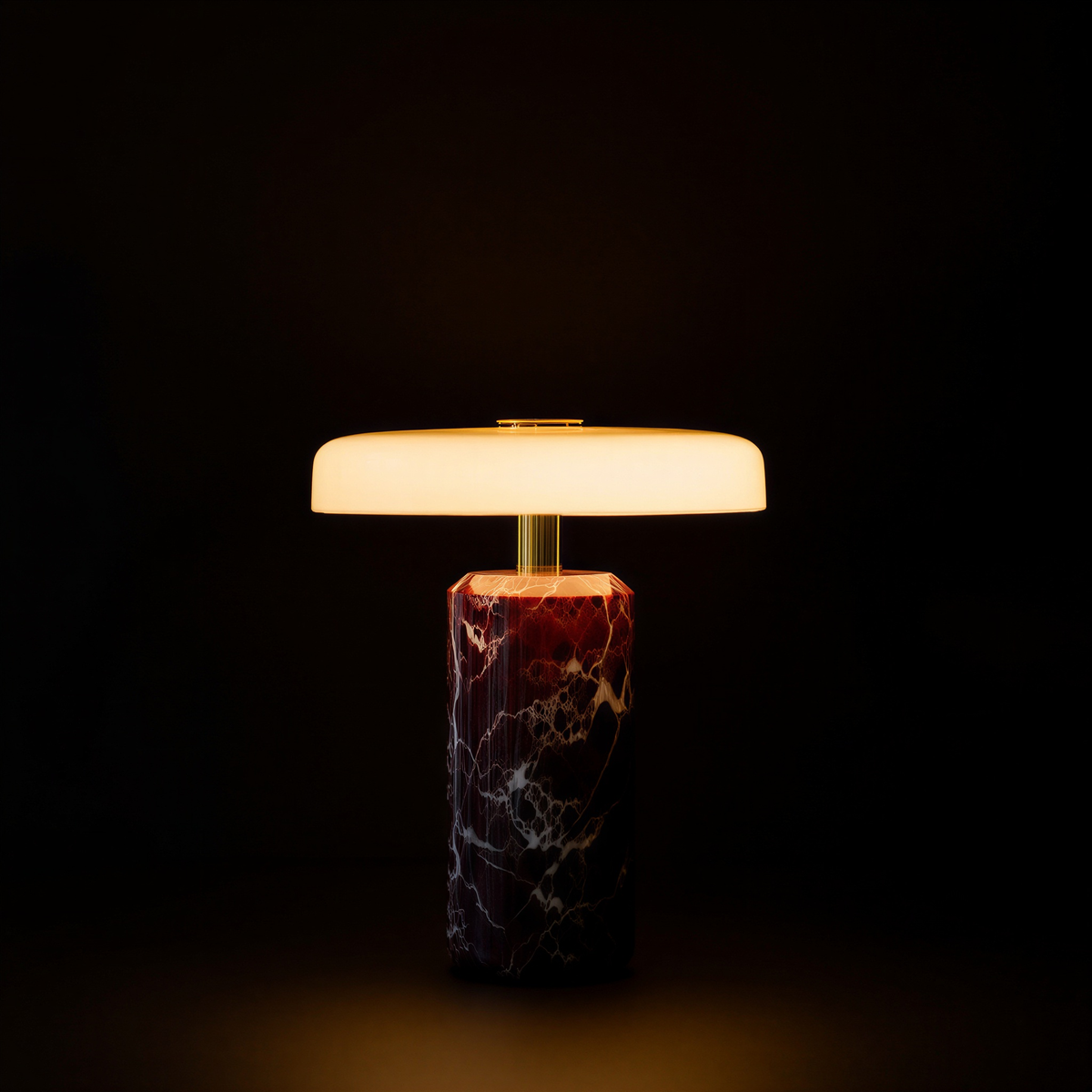 Bordlampe i metal og glas | Kompakt design