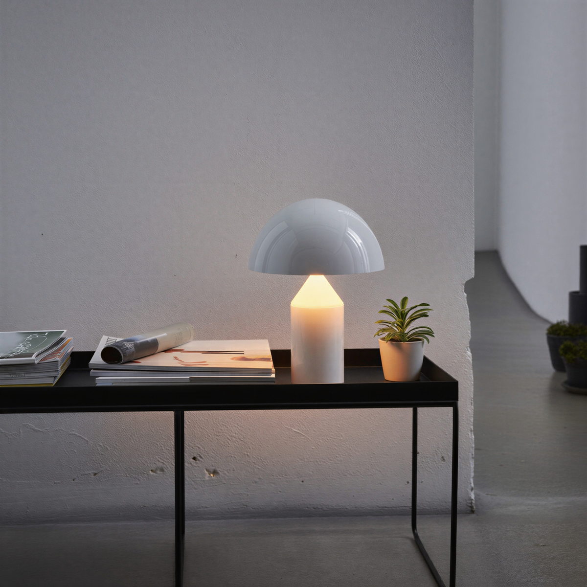 Bordlampe i metal med moderne design