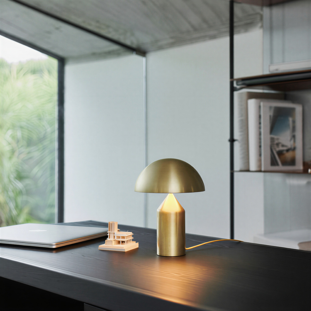 Bordlampe i metal med moderne design