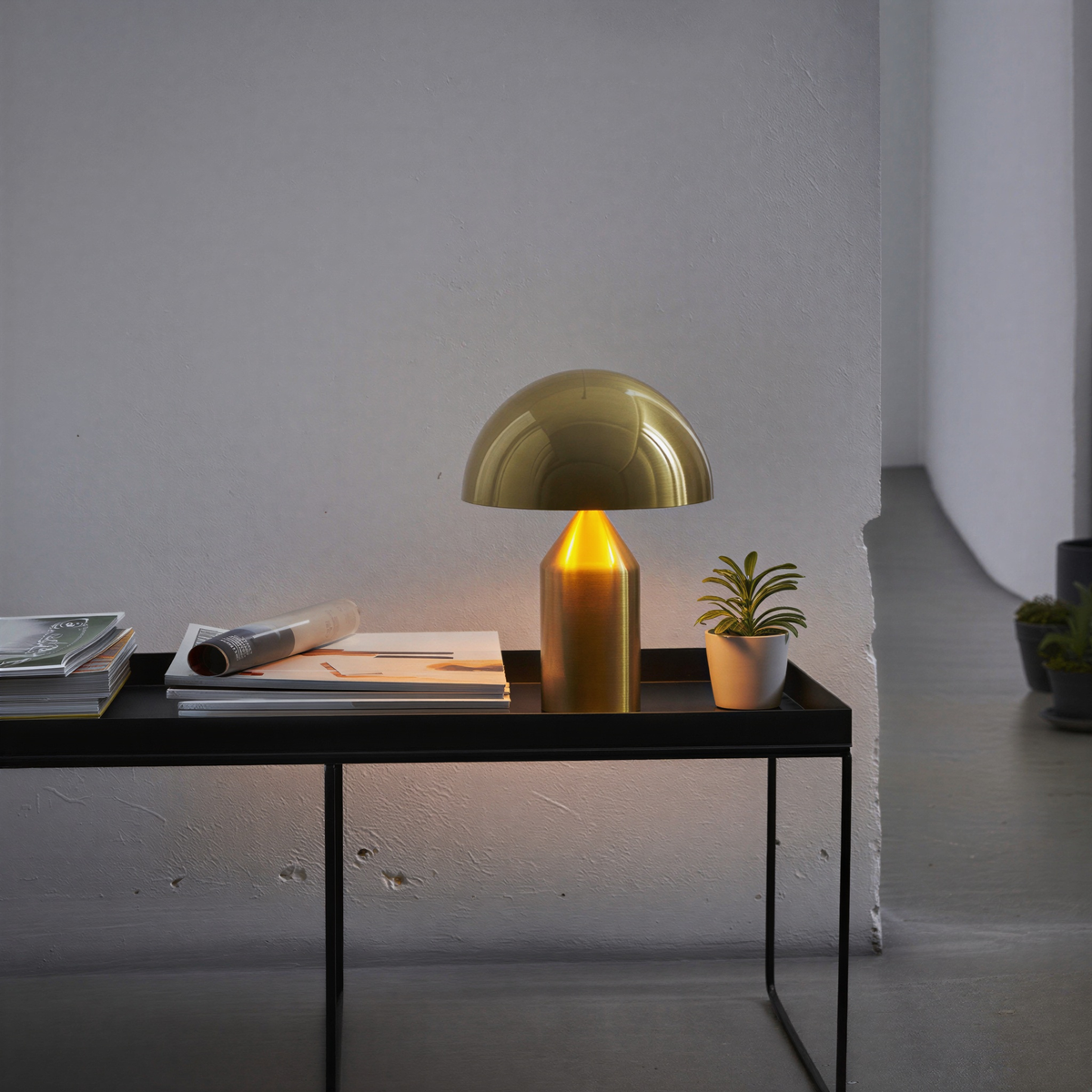 Bordlampe i metal med moderne design