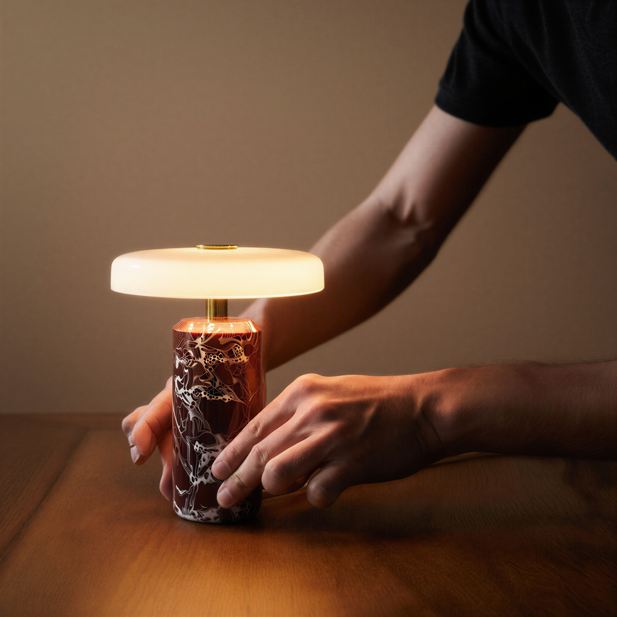 Bordlampe i metal og glas | Kompakt design
