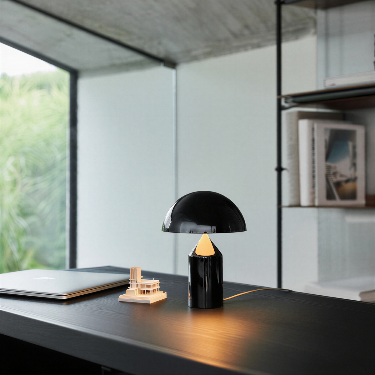 Bordlampe i metal med moderne design