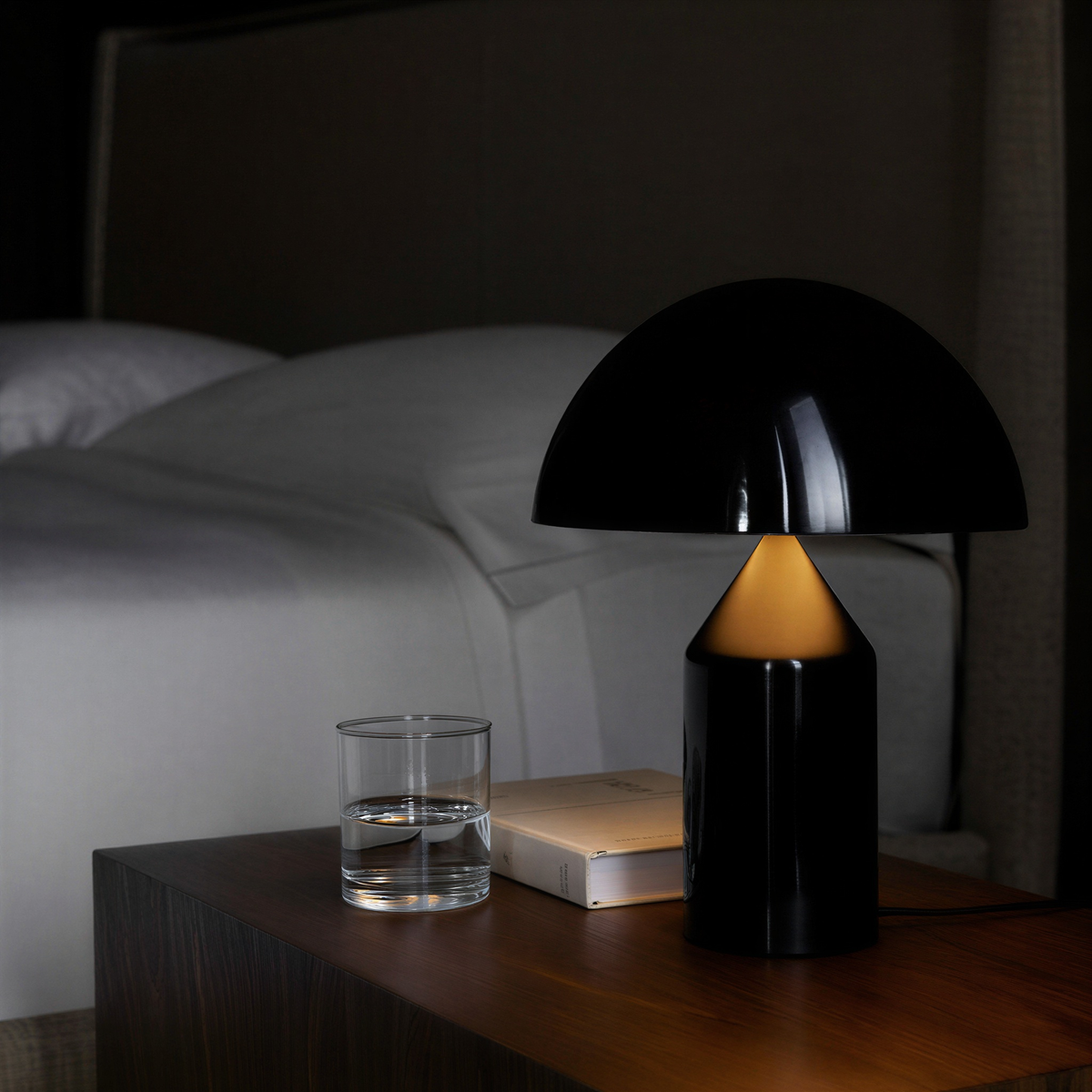 Bordlampe i metal med moderne design
