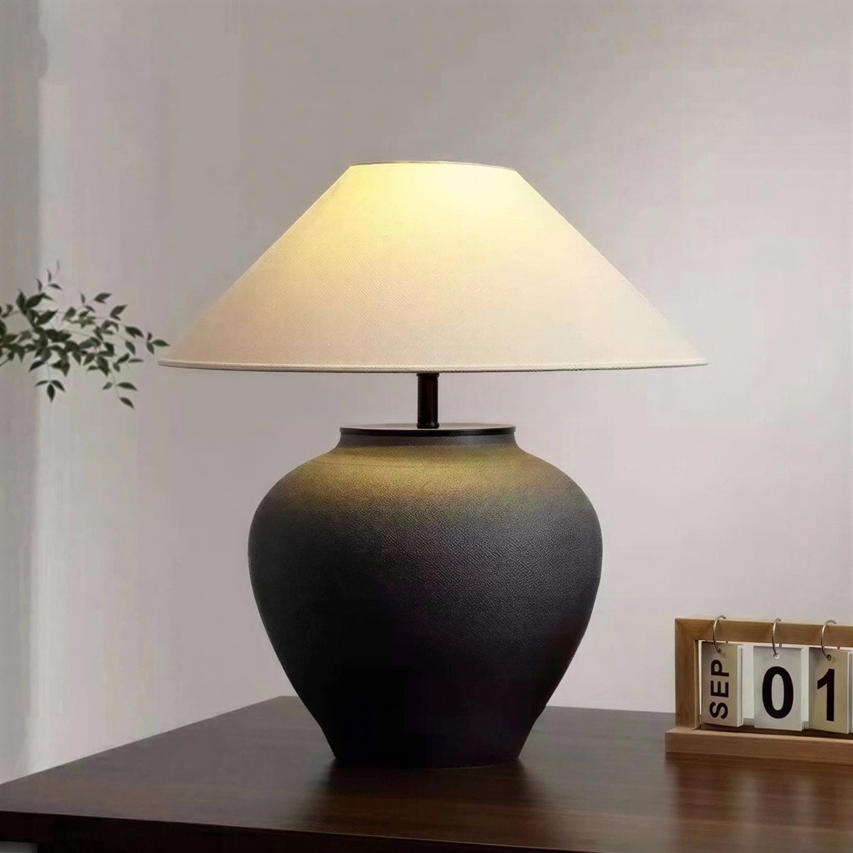 Bordlampe i keramik med stofskærm