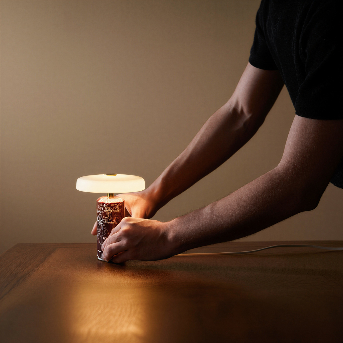 Bordlampe i metal og glas | Kompakt design