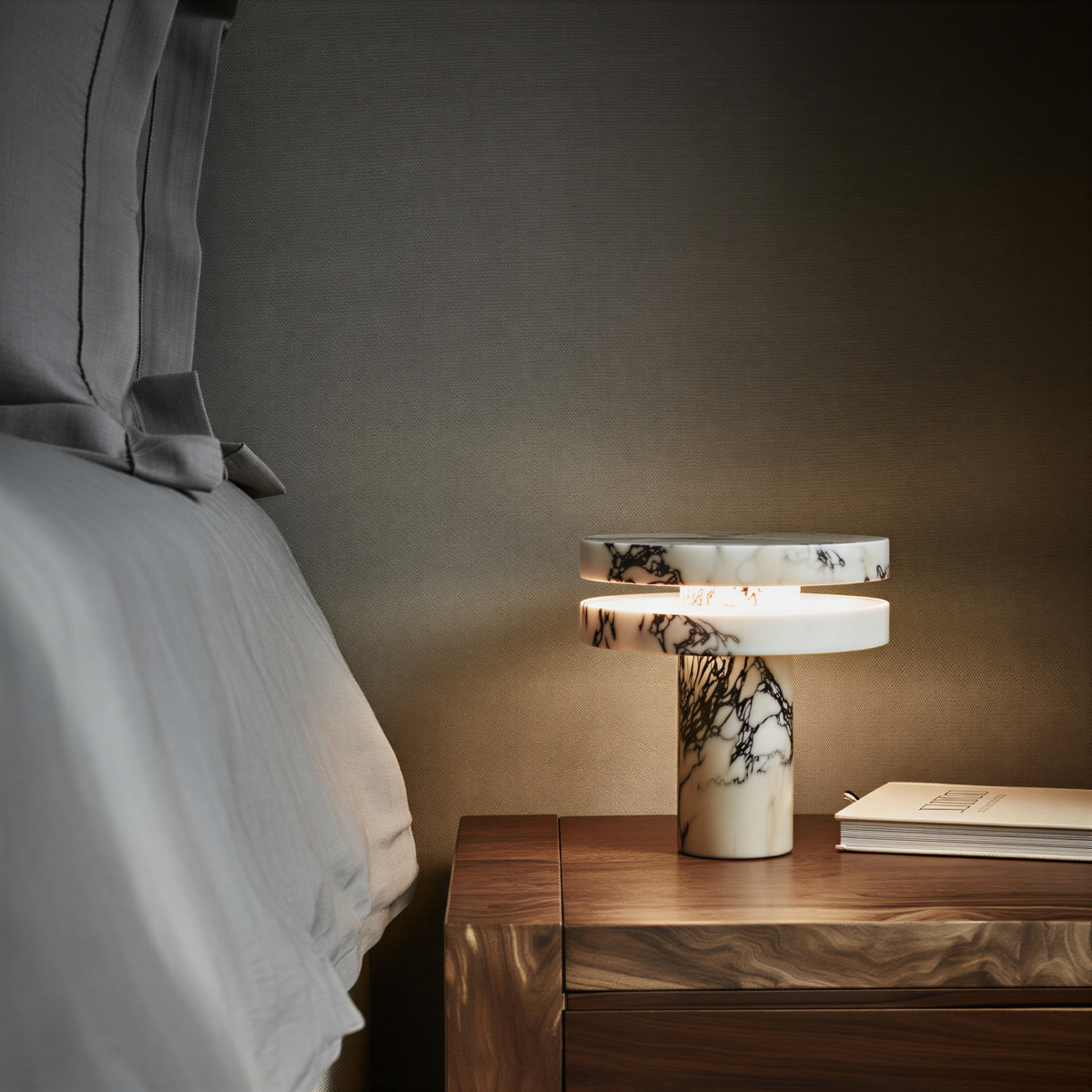 Bordlampe i marmor og metal