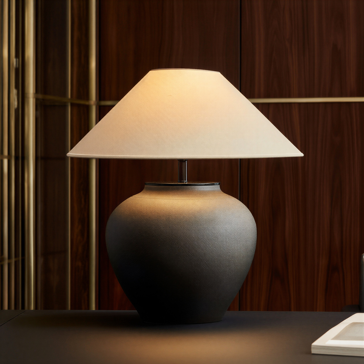 Bordlampe i keramik med stofskærm