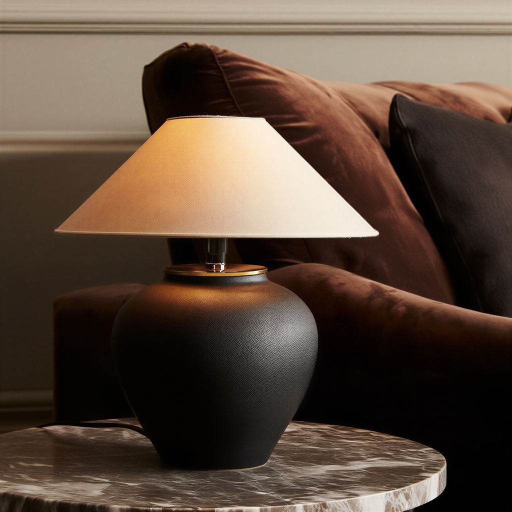 Bordlampe i keramik med stofskærm